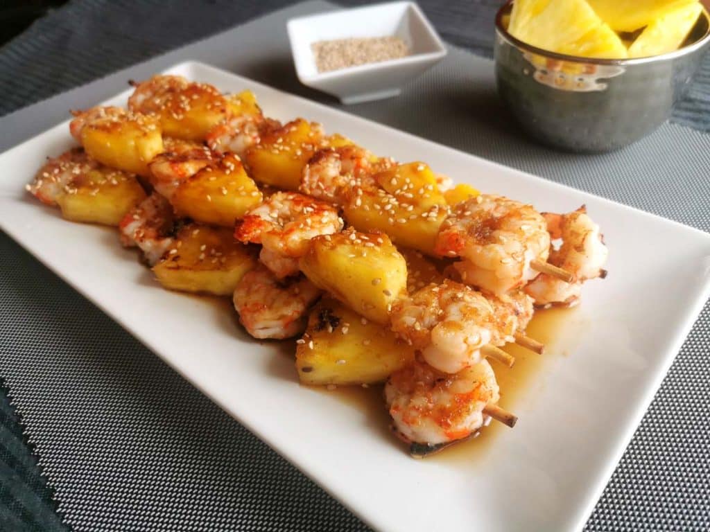 Brochetas de langostinos y piña