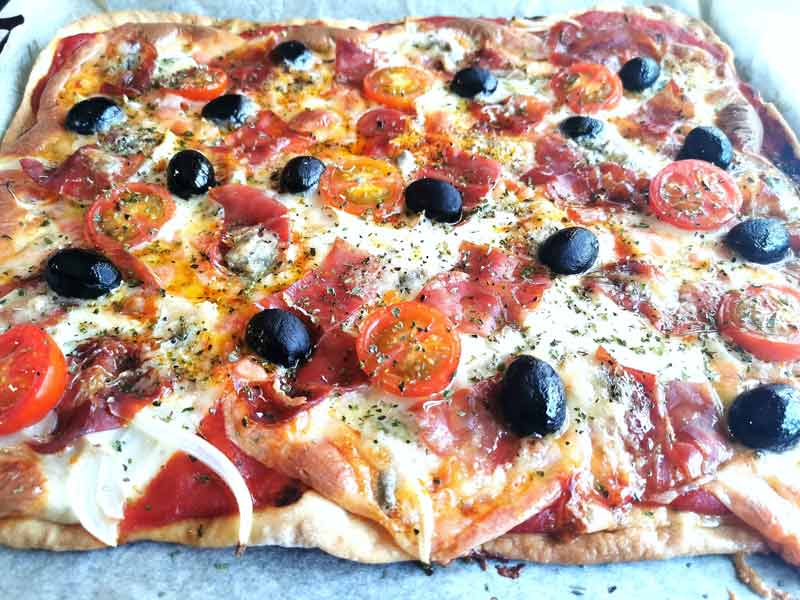 Pizza de gorgonzola y jamón