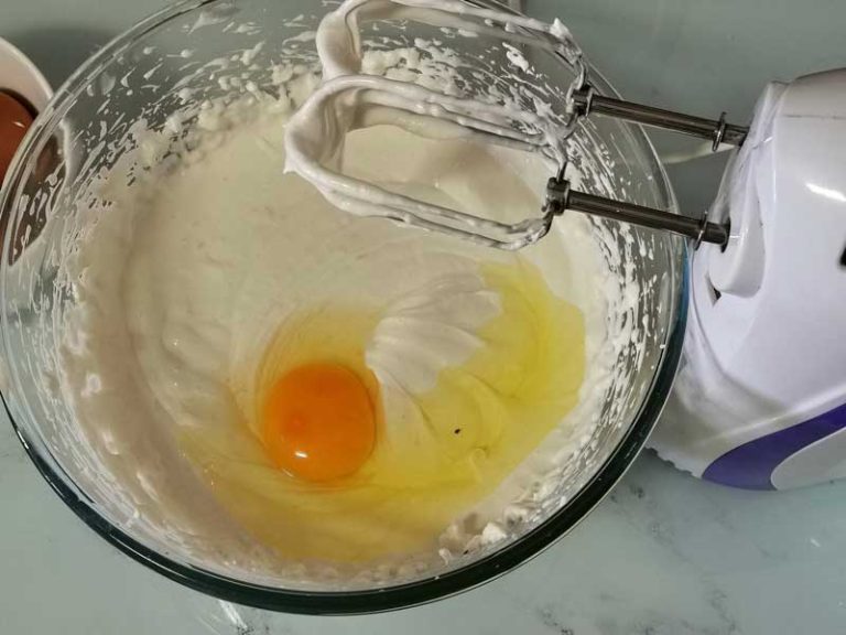 Añade los huevos uno a uno