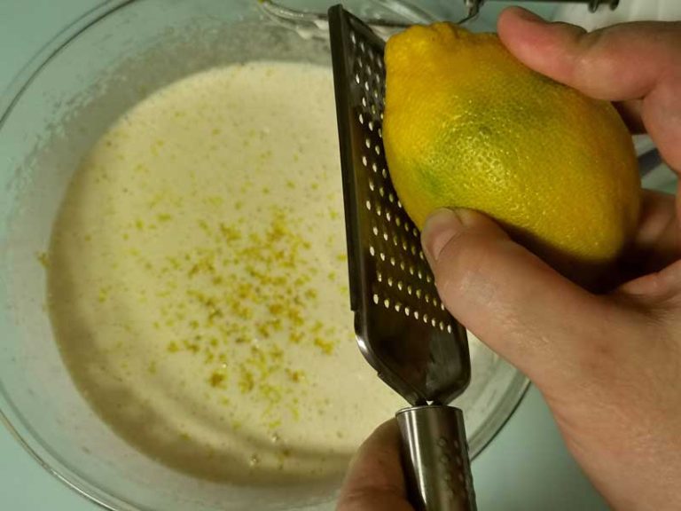 Añade la ralladura de limón