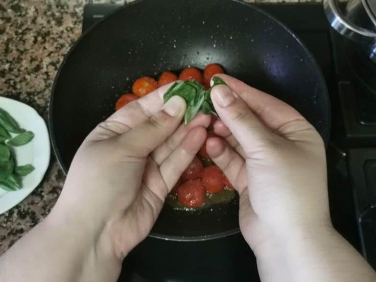Albahaca cortada manos