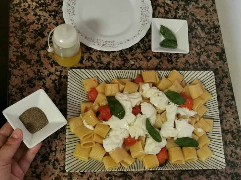 Burrata albahaca y pimienta