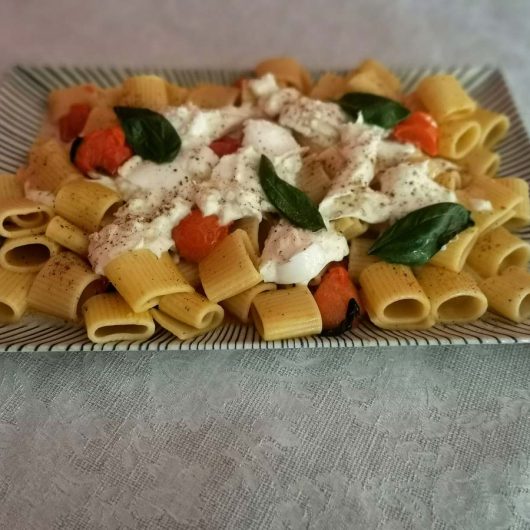 Receta de ensalada de pasta con tomate, albahaca y burrata
