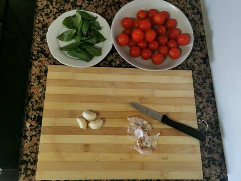 Tomates cherry ajos albahaca