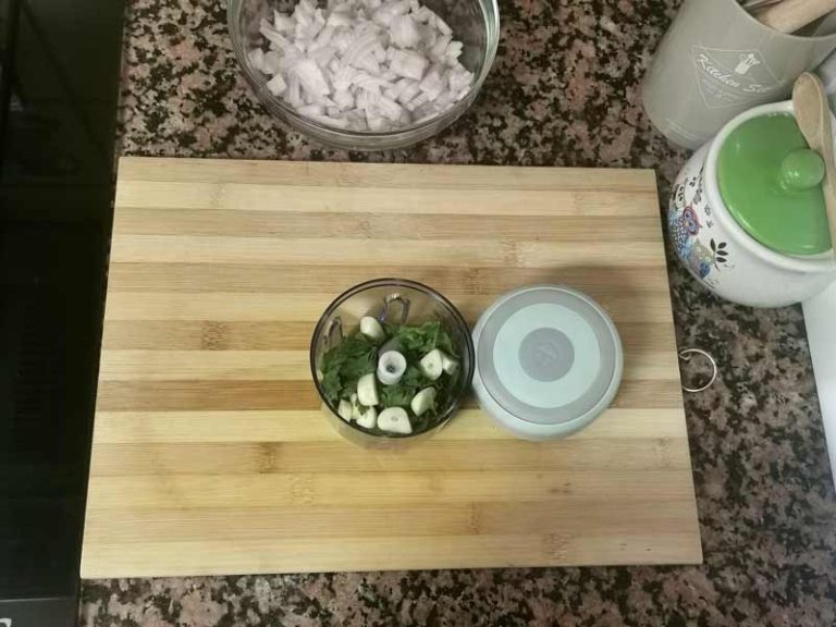 Cortar cebolla ajos y perejil