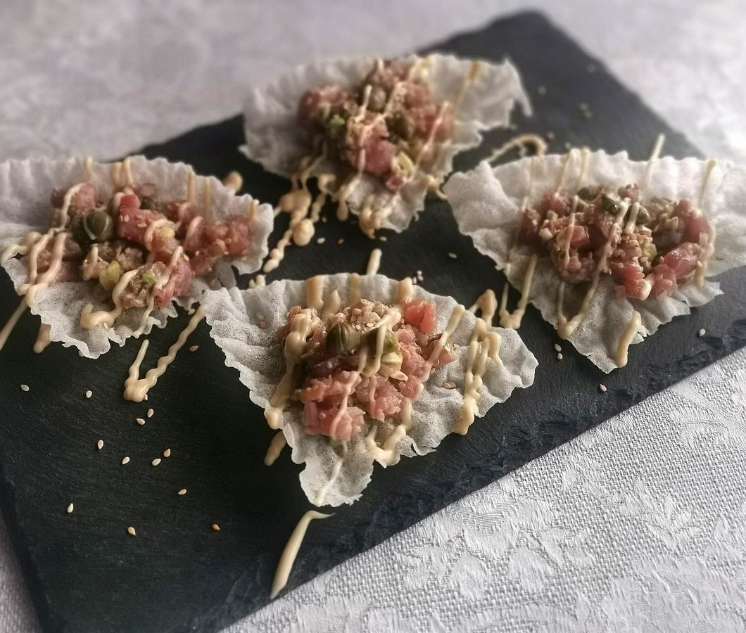 Tartar de atún con aguacate y mayonesa de soja