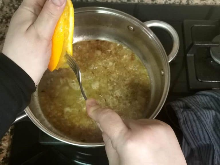 Anadir vino y zumo de naranja