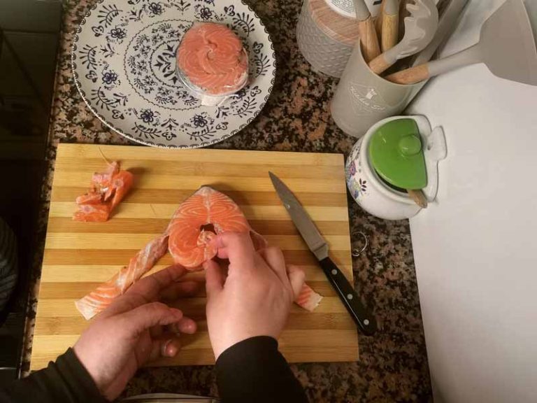 Enrollar carne salmon primer trozo