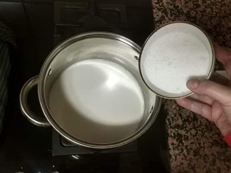 Leche y azucar cazo