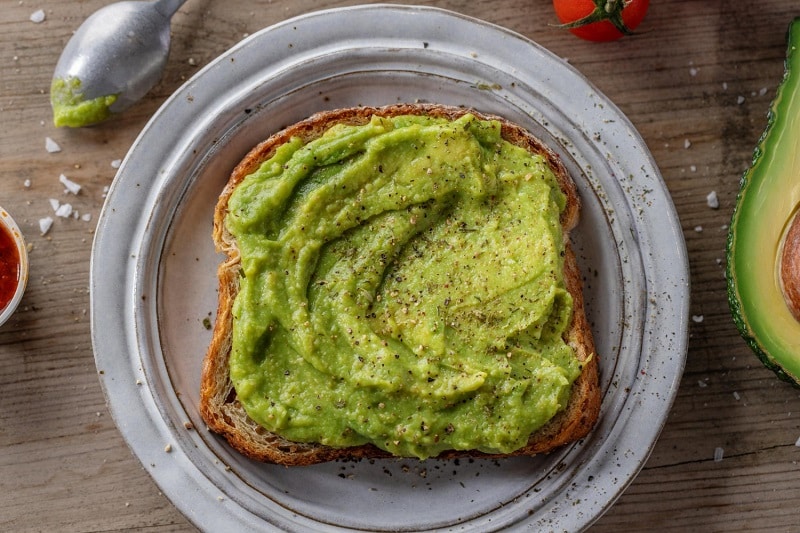pan integral con aguacate
