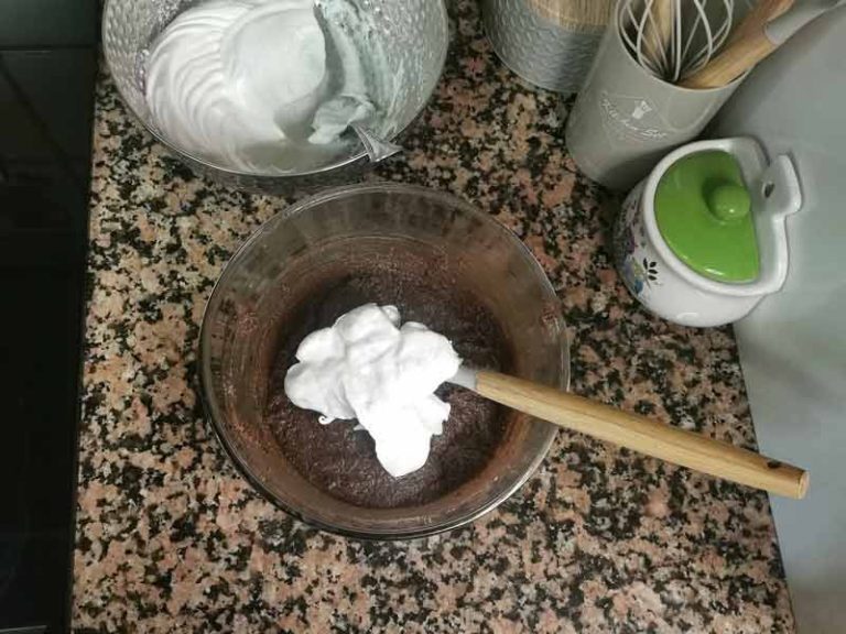 Batir claras y anadir a mezcla