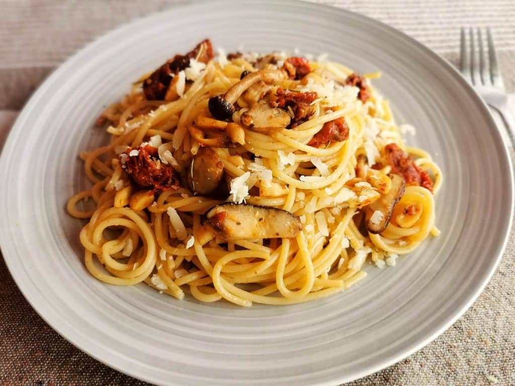 Espaguetis con tomates secos