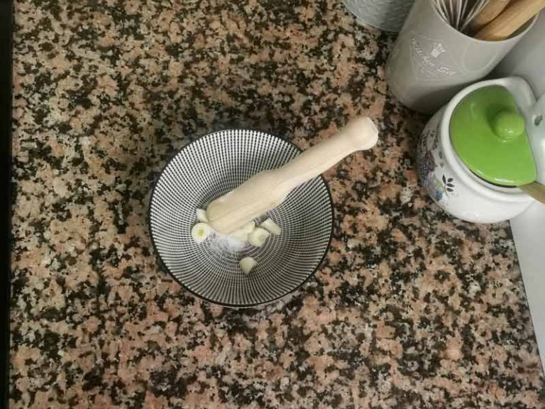 Majar ajos y sal