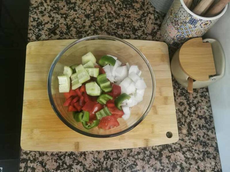 Cortar verduras gazpacho