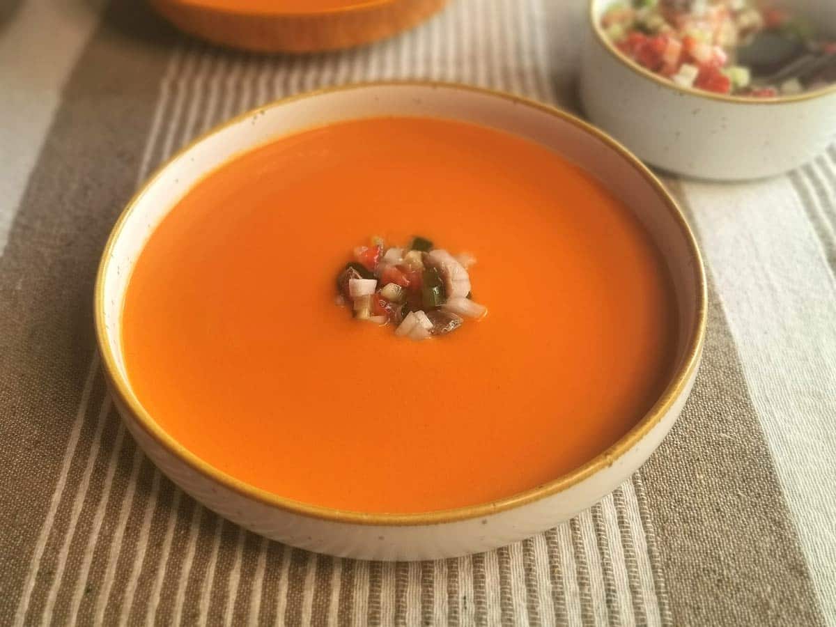 Gazpacho con fresas y anchoas cerca