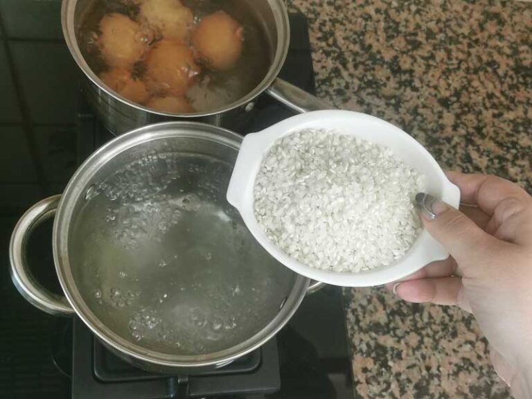Hervir huevos y arroz