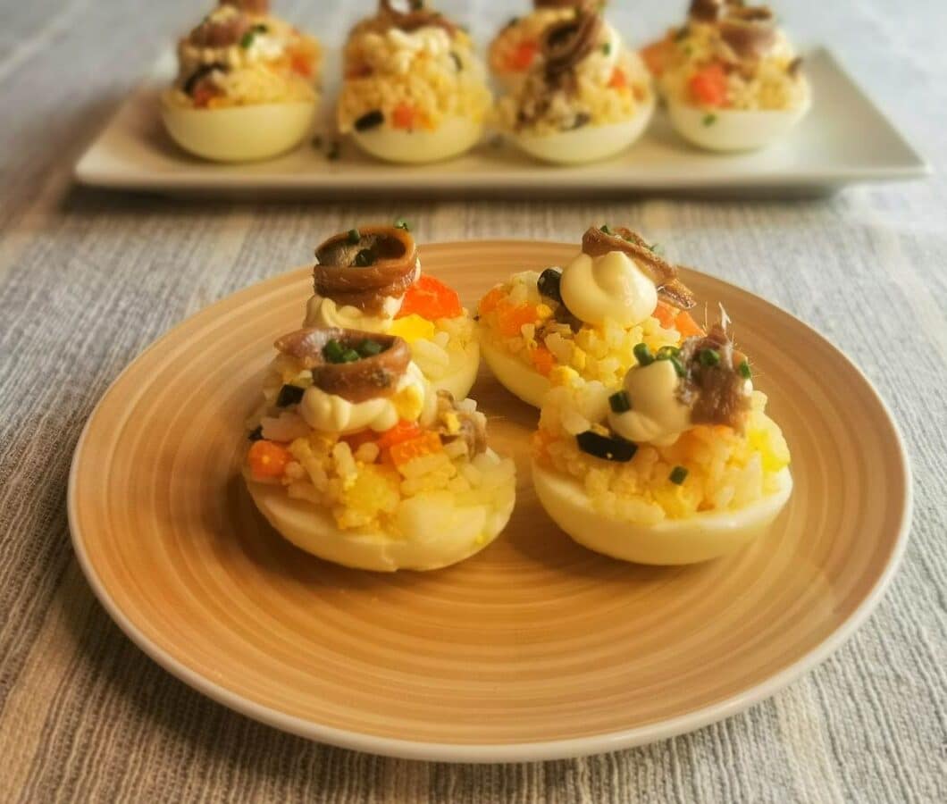 Huevos rellenos de arroz con anchoas y mayonesa