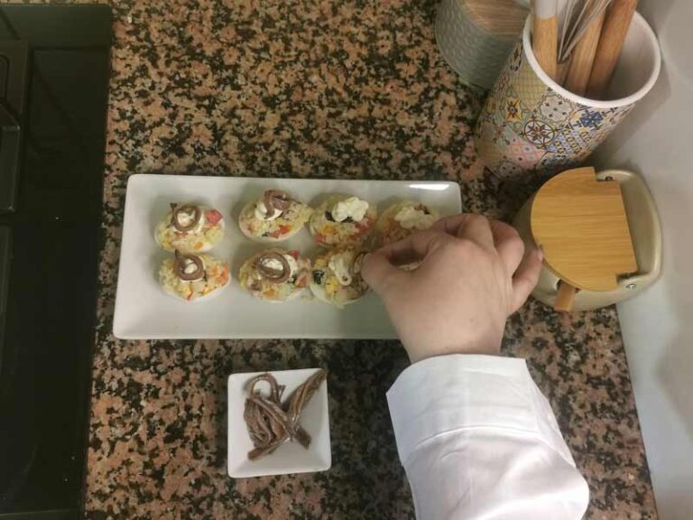 Rellenar huevos decorar con mayonesa y anchoas