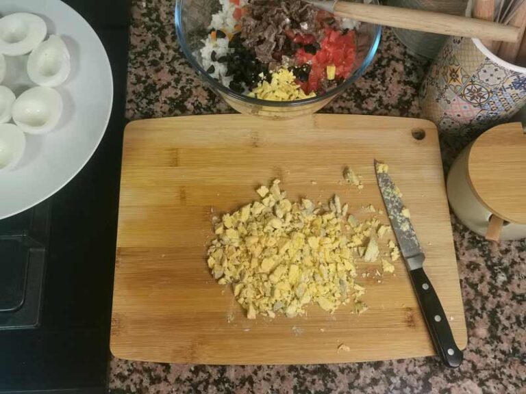 Retirar yemas huevos y trocear