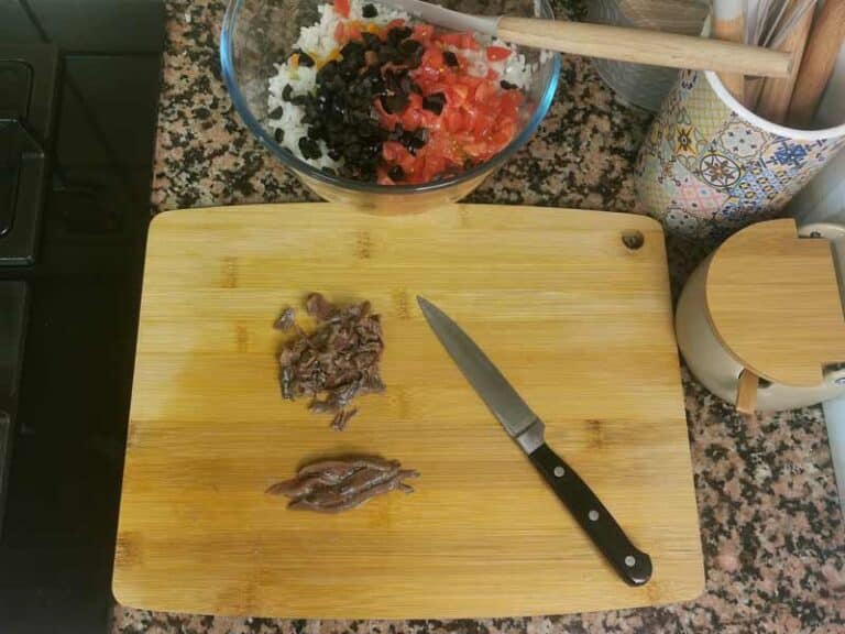 Trocear tomates acetiunas y anchoas