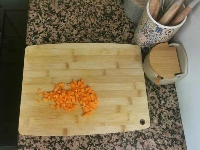 Trocear zanahorias y calabacin