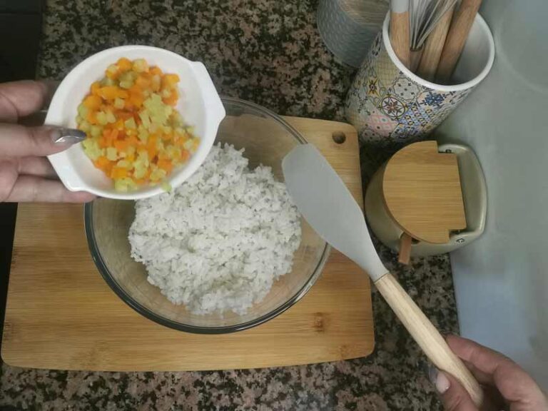 mezclar arroz zanahoria y calabacin cocidos