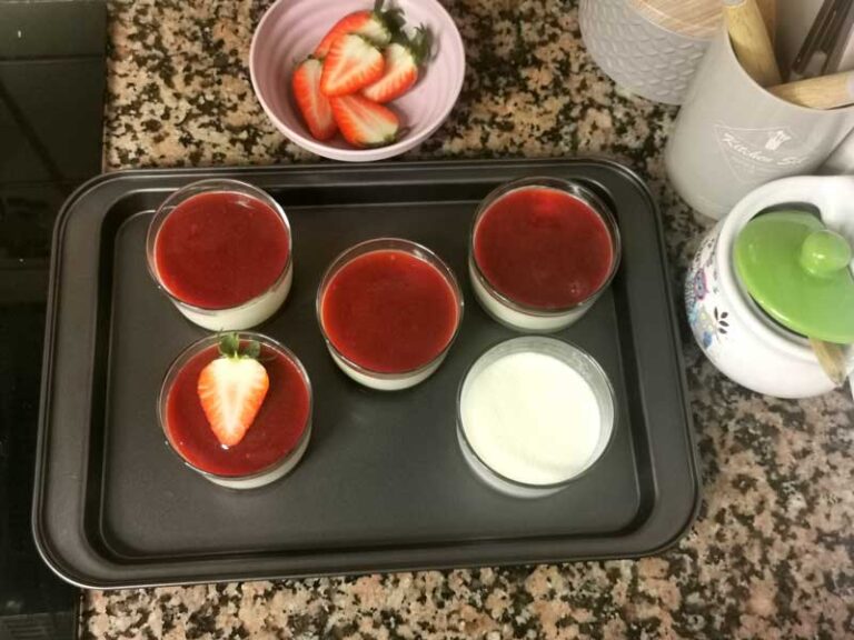 Decorar con.fresas sobre coulis