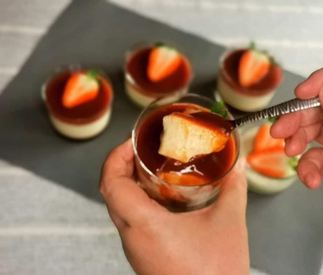 Panna cotta italiana con coulis de fresas
