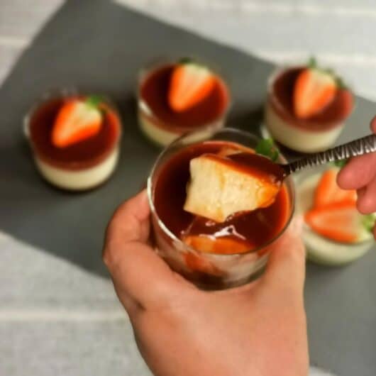 Panna cotta italiana con coulis de fresas